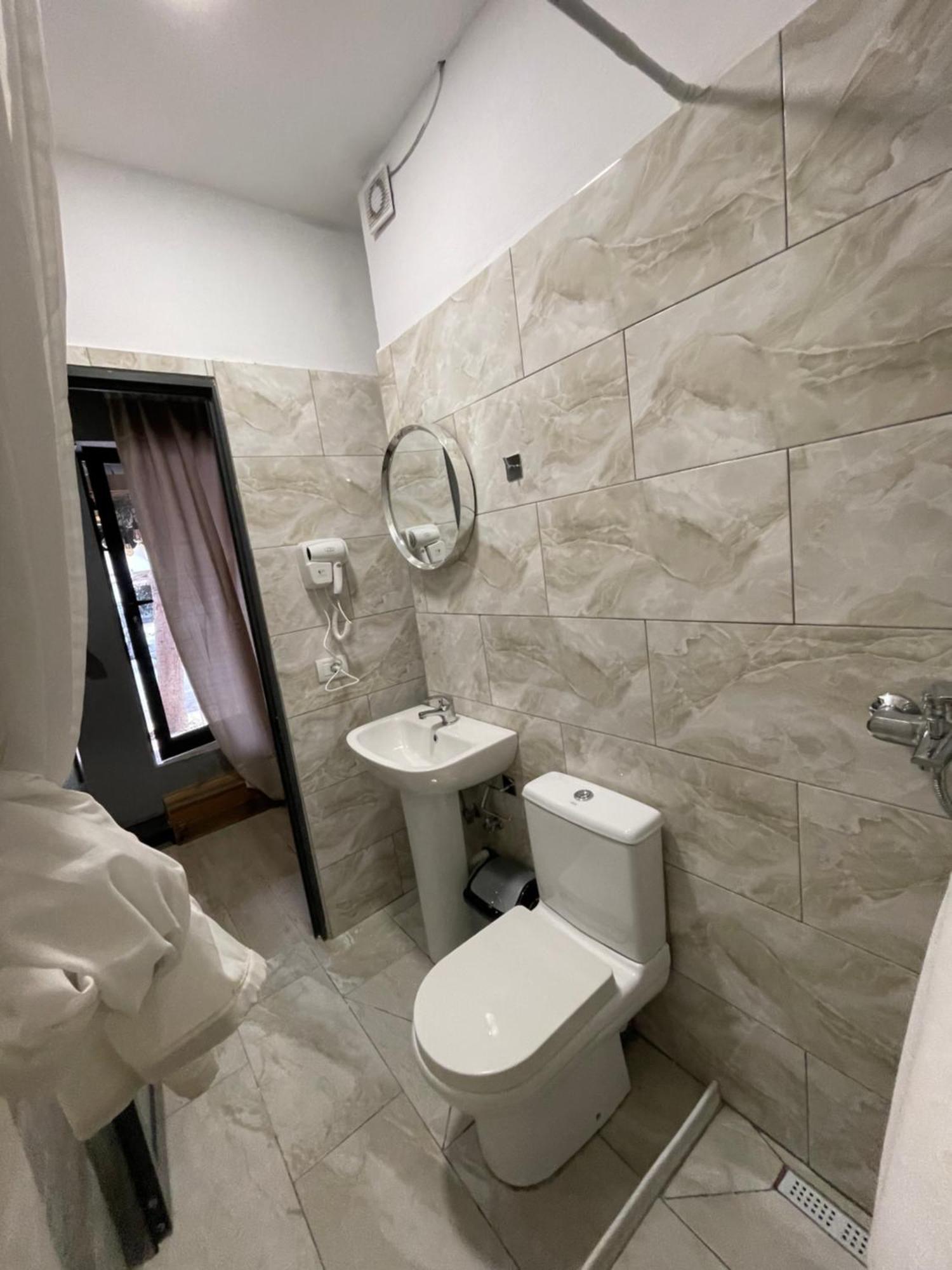 Destinacion Central Room Tiranë Luaran gambar